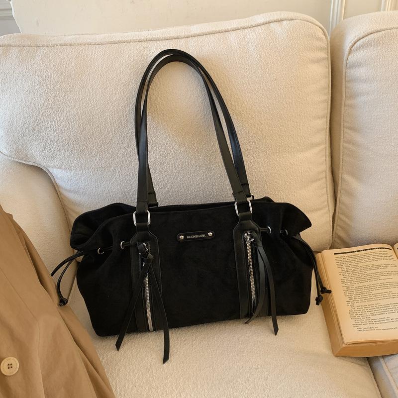 Casual large-capacity underarm bag women s winter suede tote bag simple shoulder commuter bag чорний
Casual large-capacity underarm bag women s winter suede tote bag simple shoulder commuter bag чорний