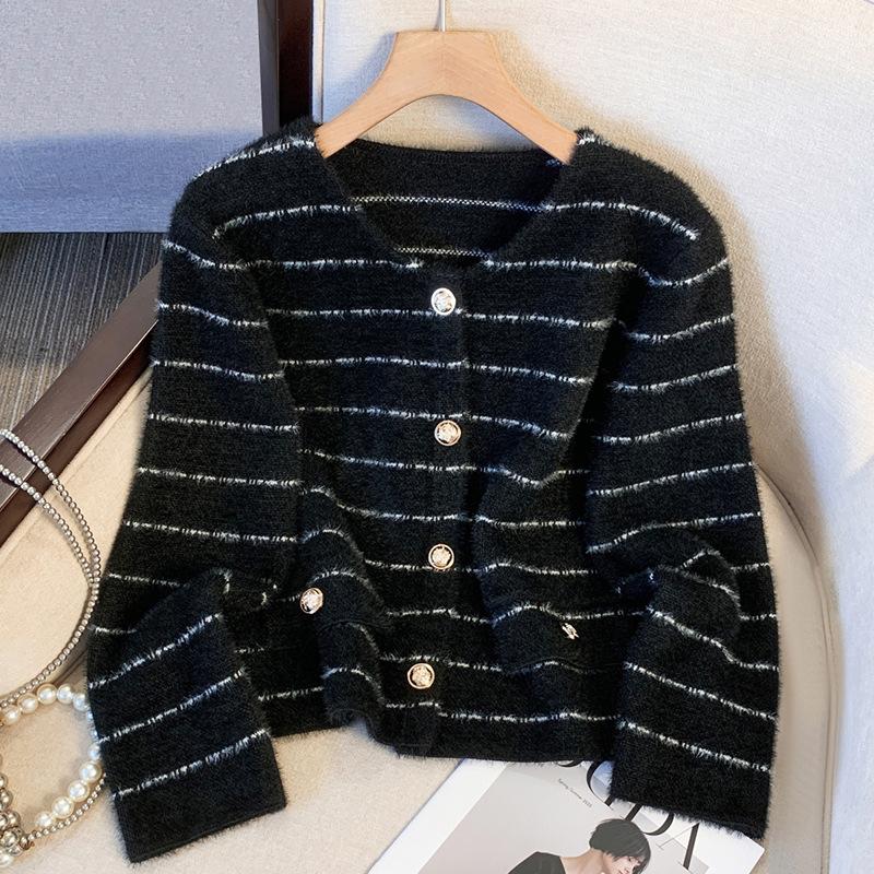 Полосатый вязаный кардиган для женщин, новый зимний мягкий и ленивый свитер с модным коротким топом XL
Полосатый вязаный кардиган для женщин, новый зимний мягкий и ленивый свитер с модным коротким топом XL