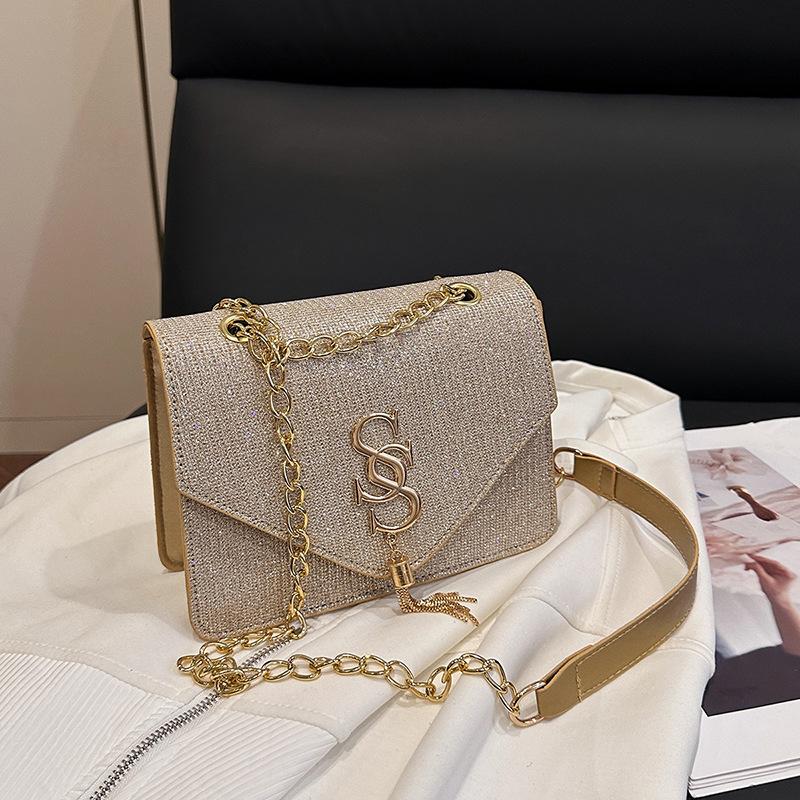 Summer retro casual trend simple light luxury letter hardware new fashion chain shoulder messenger bag women
Summer retro casual trend simple light luxury letter hardware new fashion chain shoulder messenger bag women
