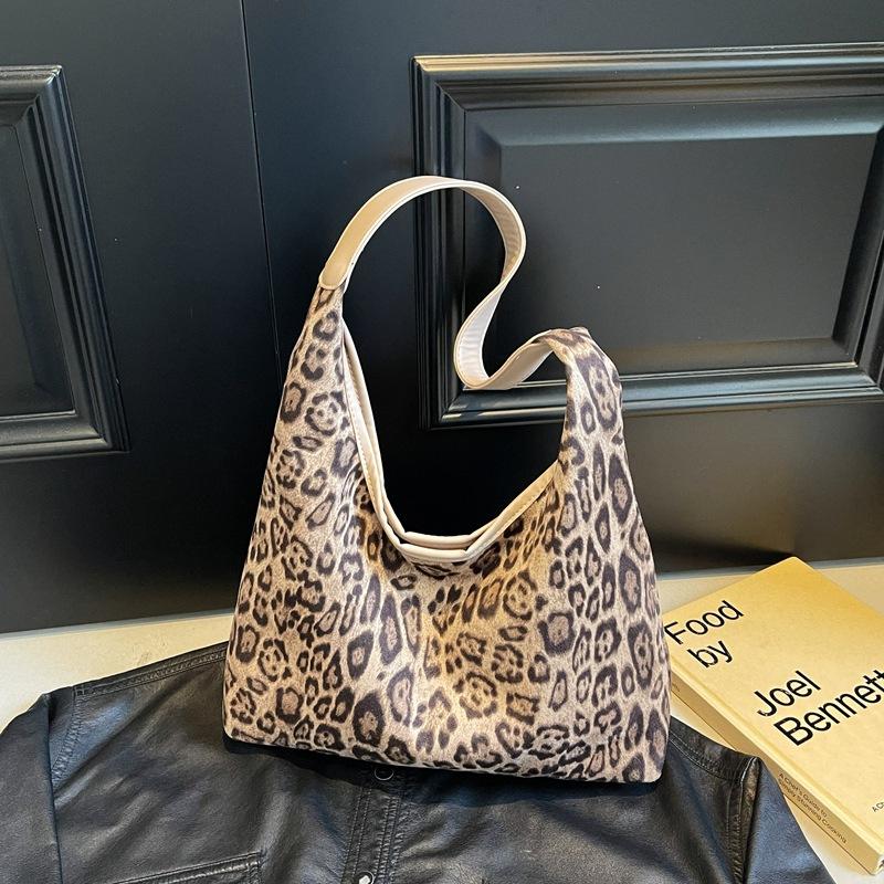 Large capacity simple leisure senior sense of modeling soft durable fashion exquisite new light luxury commuter slanting cross shoulder handbag чорний
Large capacity simple leisure senior sense of modeling soft durable fashion exquisite new light luxury commuter slanting cross shoulder handbag чорний