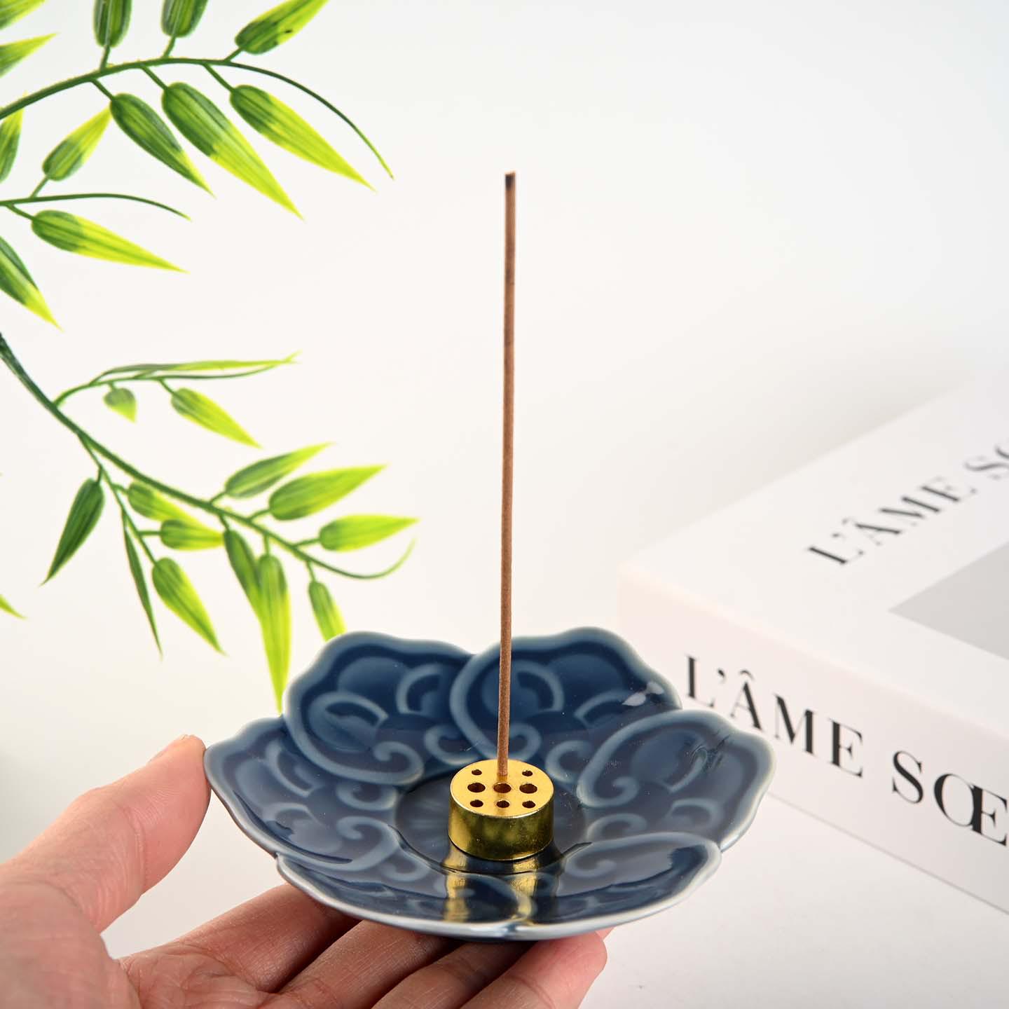 Creative Lotus Ceramic Incense Holder with Ruyi Pattern - Chinese-Style Home Ornament and Study Decoration
Creative Lotus Ceramic Incense Holder with Ruyi Pattern - Chinese-Style Home Ornament and Study Decoration