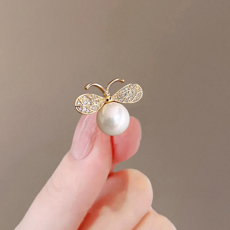 Rerto Bee Crystal Brooches For Women Enamel Rhinestone Animal Tassel Lapel Pins Men s Suit Collar Pin Badge Accessories
Rerto Bee Crystal Brooches For Women Enamel Rhinestone Animal Tassel Lapel Pins Men s Suit Collar Pin Badge Accessories