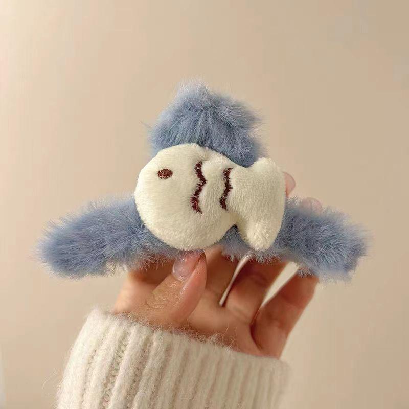 Новые мультяшные заколки для волос для женщин, милые плюшевые зажимы для волос в виде маленьких рыбок, заколка для волос сзади, модные аксессуары для волос для девочек
Новые мультяшные заколки для волос для женщин, милые плюшевые зажимы для волос в виде маленьких рыбок, заколка для волос сзади, модные аксессуары для волос для девочек