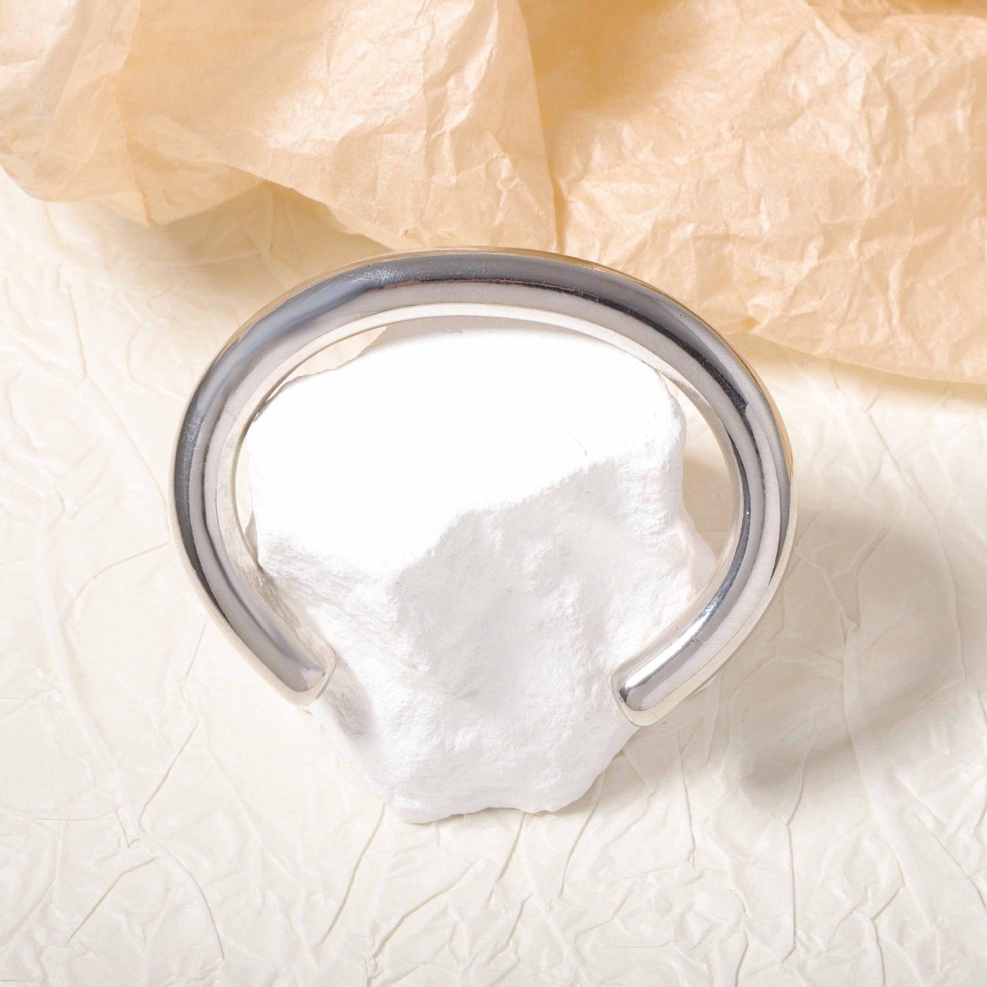 A simple and fashionable C-shaped wristband with a smooth opening, trendy and versatile, casual CCB for both men and women
A simple and fashionable C-shaped wristband with a smooth opening, trendy and versatile, casual CCB for both men and women