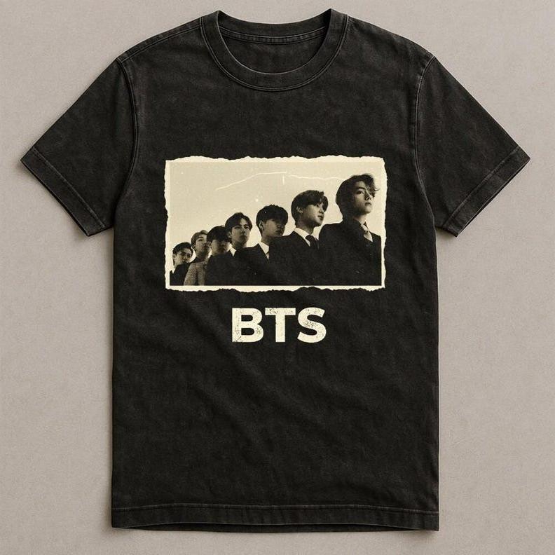 Футболка BTS 2026, Ретро футболка K-pop группы, Подарок для фаната BTS Army, Футболка для концерта в винтажном стиле, Графическая одежда в эстетике Bangtan Boys 4XL
Футболка BTS 2026, Ретро футболка K-pop группы, Подарок для фаната BTS Army, Футболка для концерта в винтажном стиле, Графическая одежда в эстетике Bangtan Boys 4XL