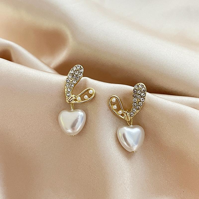 Heart White Imitation Pearl Crystal Drop Earrings for Women Gold Color Trend Statement Ear Zircon Accessory Wholesale Girl Gift
Heart White Imitation Pearl Crystal Drop Earrings for Women Gold Color Trend Statement Ear Zircon Accessory Wholesale Girl Gift