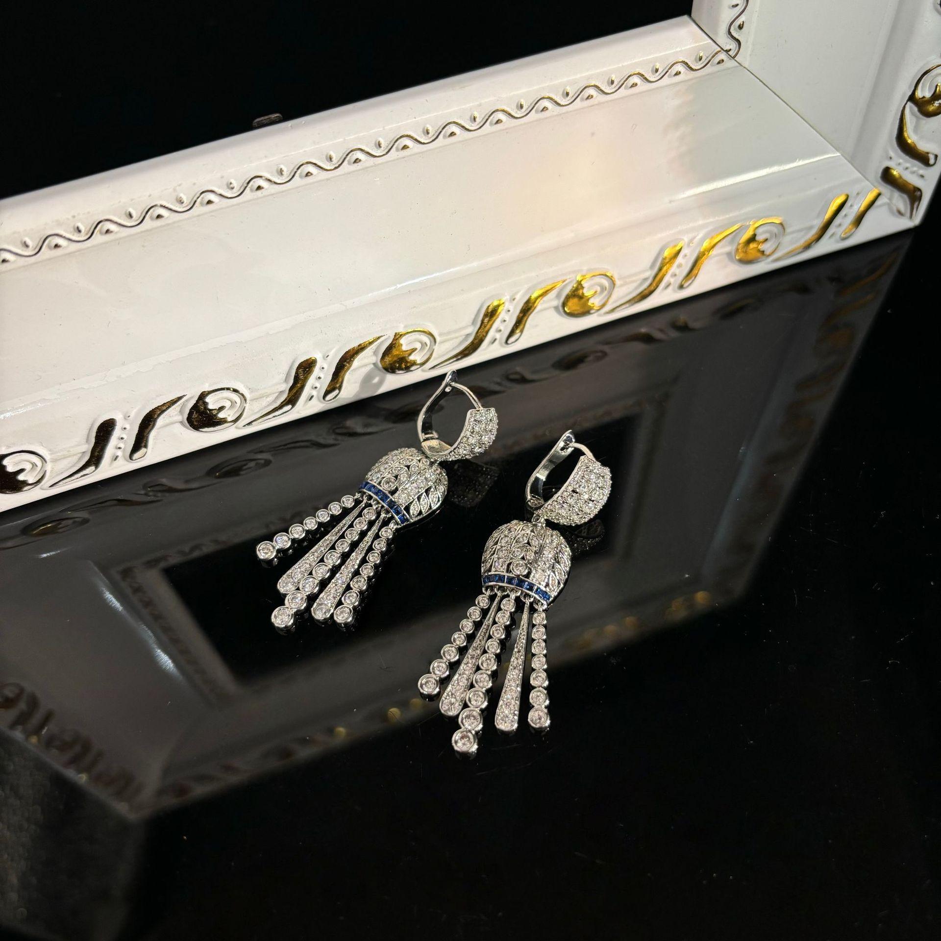 Vintage Medieval Tassel Water Drop Dense Inlaid With Diamond Needles Premium Chain Versatile Elegant Earrings Women S Alloy
Vintage Medieval Tassel Water Drop Dense Inlaid With Diamond Needles Premium Chain Versatile Elegant Earrings Women S Alloy