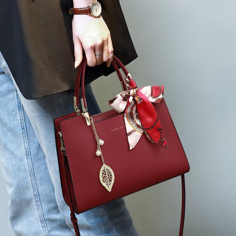 Bags New women s bags Bridal wedding bags One shoulder handbags Large capacity commuter messenger mother bags червоний
Bags New women s bags Bridal wedding bags One shoulder handbags Large capacity commuter messenger mother bags червоний
