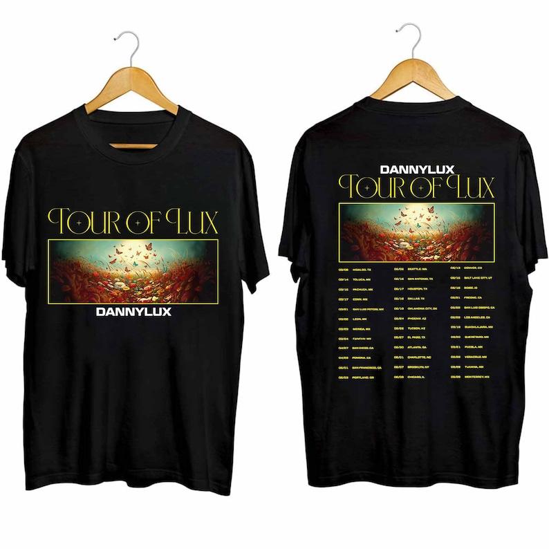 Футболка из плотного хлопка 300 GSM DannyLux Tour of Lux Рубашка DannyLux Фанатская рубашка DannyLux Концертная рубашка Tour of Lux Рубашка
Футболка из плотного хлопка 300 GSM DannyLux Tour of Lux Рубашка DannyLux Фанатская рубашка DannyLux Концертная рубашка Tour of Lux Рубашка