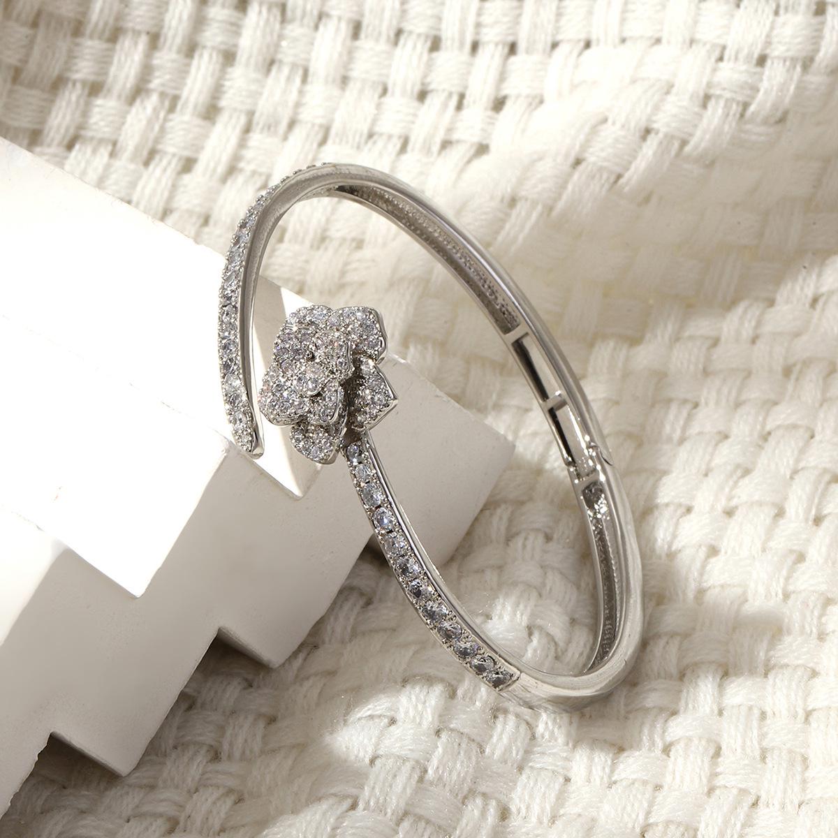 Trendy Luxury Zircon Flower Open Bangle for Women
Trendy Luxury Zircon Flower Open Bangle for Women