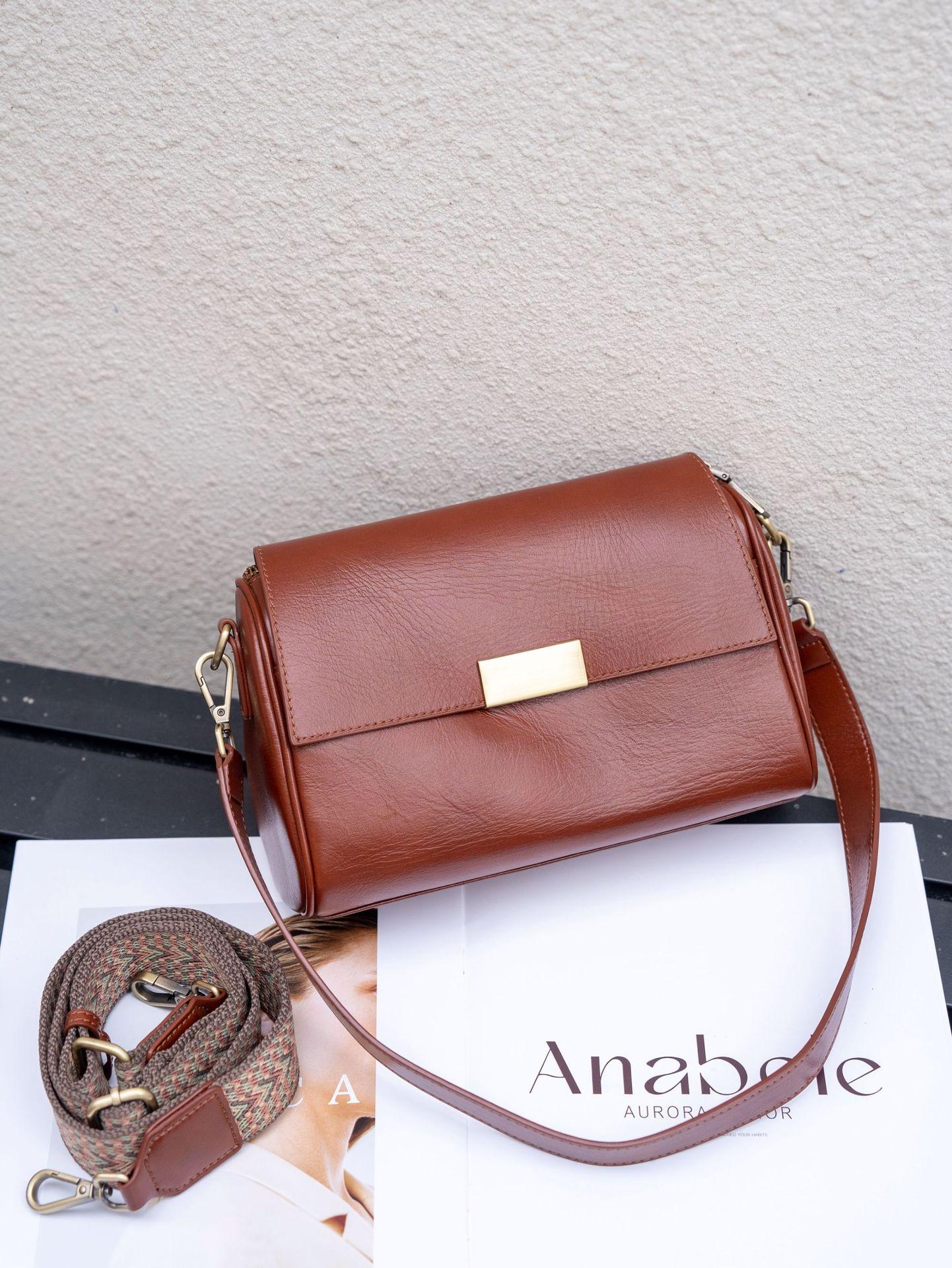 Women s leather multi-functional handbag, luxurious and soft cowhide shoulder bag, high-end and textured large capacity commuter bag, 2026 model
Women s leather multi-functional handbag, luxurious and soft cowhide shoulder bag, high-end and textured large capacity commuter bag, 2026 model