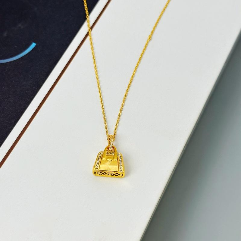 Japanese Design Gold Exquisite Maillard Necklace Light Luxury High-End Autumn And Winter Necklace Zircon Pendant
Japanese Design Gold Exquisite Maillard Necklace Light Luxury High-End Autumn And Winter Necklace Zircon Pendant