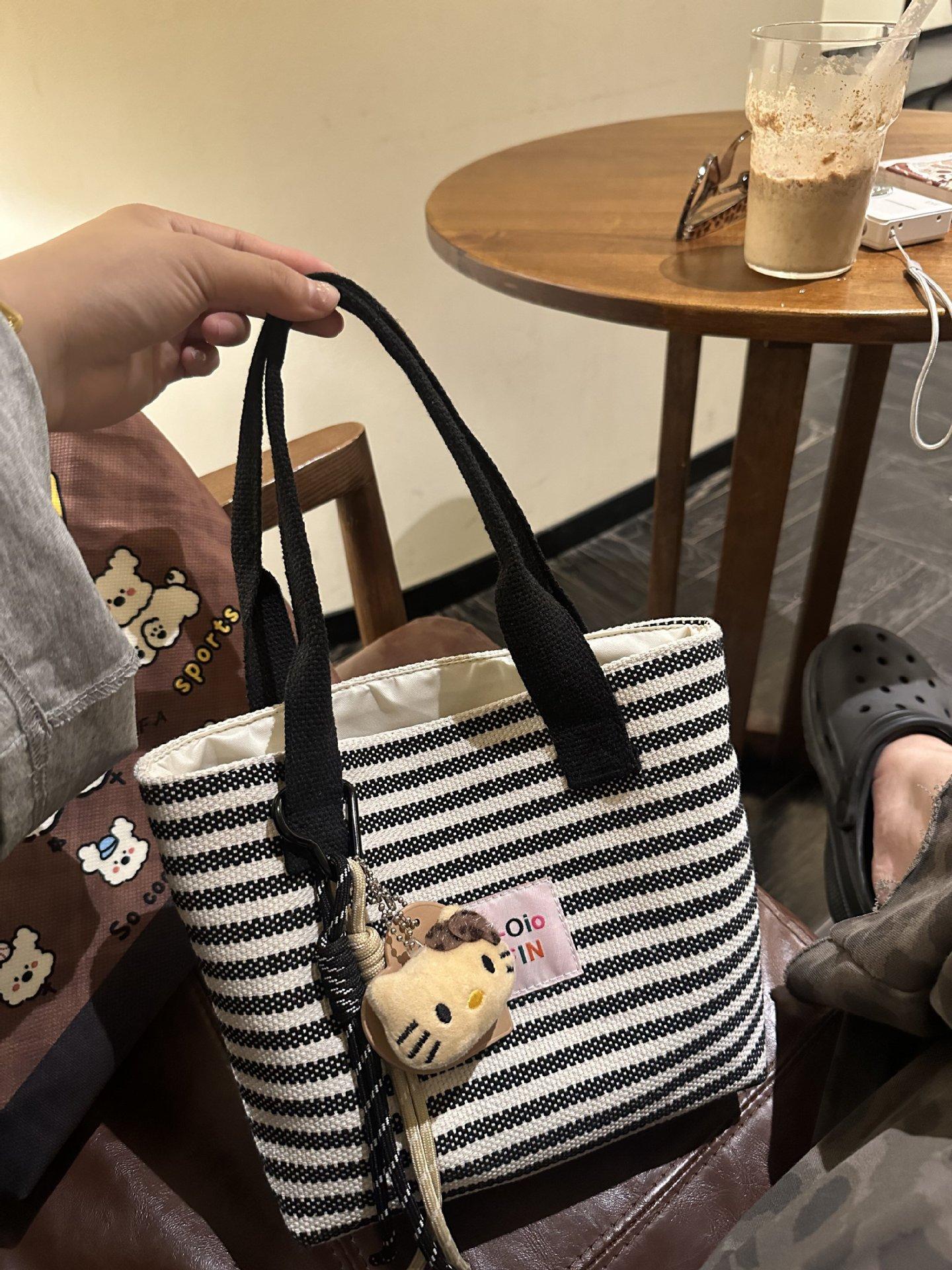Stylish Striped Canvas Top Handle Bags Fashi Large Tote Bag for Outing Simple Texture Versatile and Suitable Satchels Bag белый
Stylish Striped Canvas Top Handle Bags Fashi Large Tote Bag for Outing Simple Texture Versatile and Suitable Satchels Bag белый