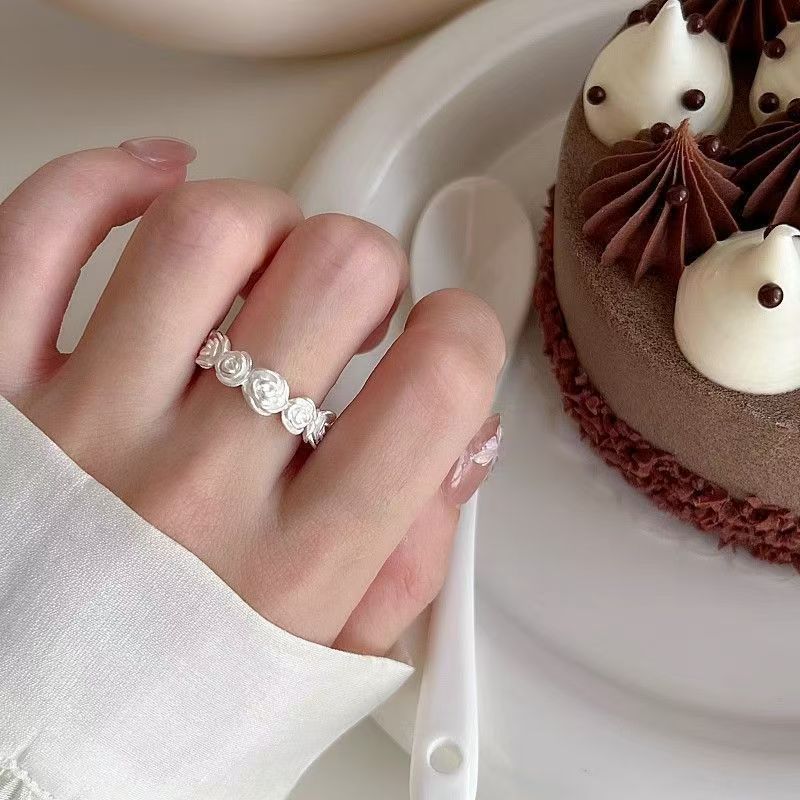 Dainty Rose Flower Band Ring for Women Hand Carved Floral Design Stackable Elegant Statement Zircon for Daily Wear and Gifting resizable белый
Dainty Rose Flower Band Ring for Women Hand Carved Floral Design Stackable Elegant Statement Zircon for Daily Wear and Gifting resizable белый