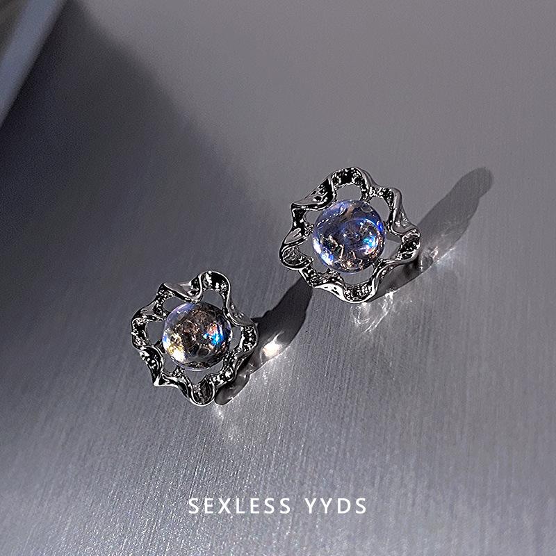 Japanese and Korean niche design moonstone stud earrings women s new trendy cold wind earrings high-end light luxury earrings
Japanese and Korean niche design moonstone stud earrings women s new trendy cold wind earrings high-end light luxury earrings
