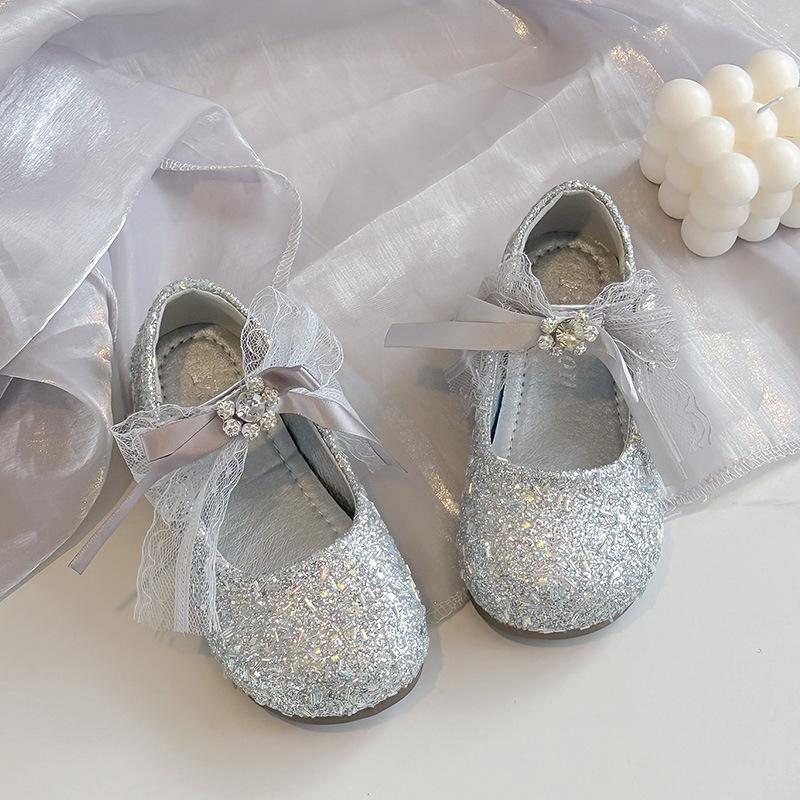 Girls Princess Crystal Shoes2026New Summer Style Pearl Flower Rhinestone Bow Small Leather Shoes for Performances 23-28Code one hand6Double срібний
Girls Princess Crystal Shoes2026New Summer Style Pearl Flower Rhinestone Bow Small Leather Shoes for Performances 23-28Code one hand6Double срібний