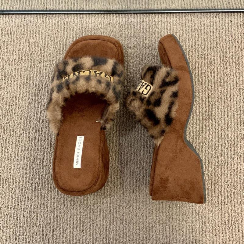 Платформа-маффин ретро леопардовый принт универсальные пушистые туфли женская обувь носить 2025 новая осень плюшевые хлопковые тапочки 40 цветной печати леопарда
Платформа-маффин ретро леопардовый принт универсальные пушистые туфли женская обувь носить 2025 новая осень плюшевые хлопковые тапочки 40 цветной печати леопарда