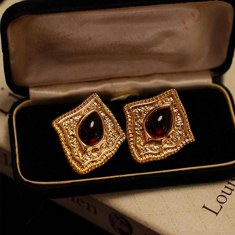 Water drop geometric striped earrings fashion design court style stud earrings niche temperament versatile earrings women
Water drop geometric striped earrings fashion design court style stud earrings niche temperament versatile earrings women