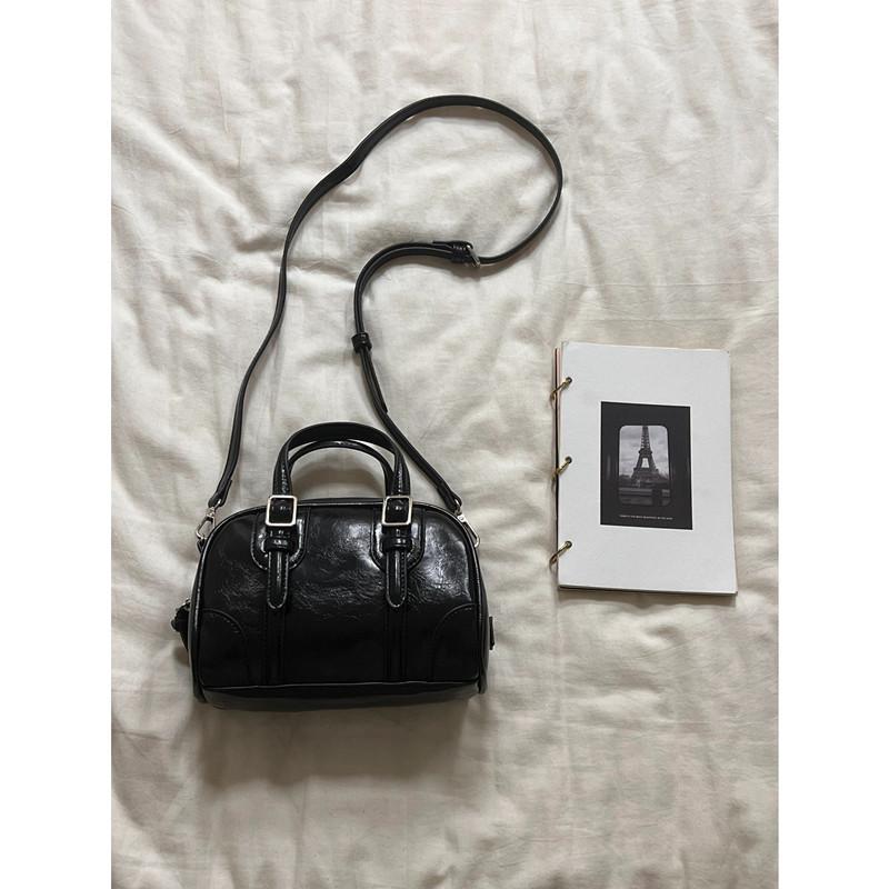 Premium textured bag women s 2025 new Korean retro portable small bag niche girl versatile shoulder messenger bag чорний
Premium textured bag women s 2025 new Korean retro portable small bag niche girl versatile shoulder messenger bag чорний