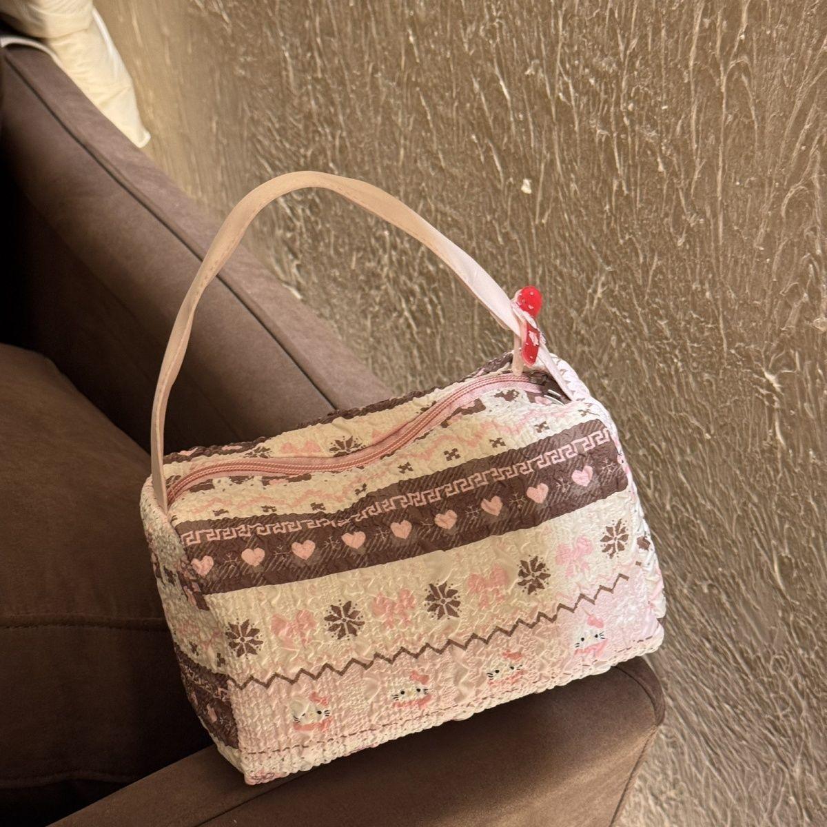 New pleated printed handbag, high-value cosmetic bag, large-capacity portable toilet bag, three-dimensional cosmetic bag.
New pleated printed handbag, high-value cosmetic bag, large-capacity portable toilet bag, three-dimensional cosmetic bag.