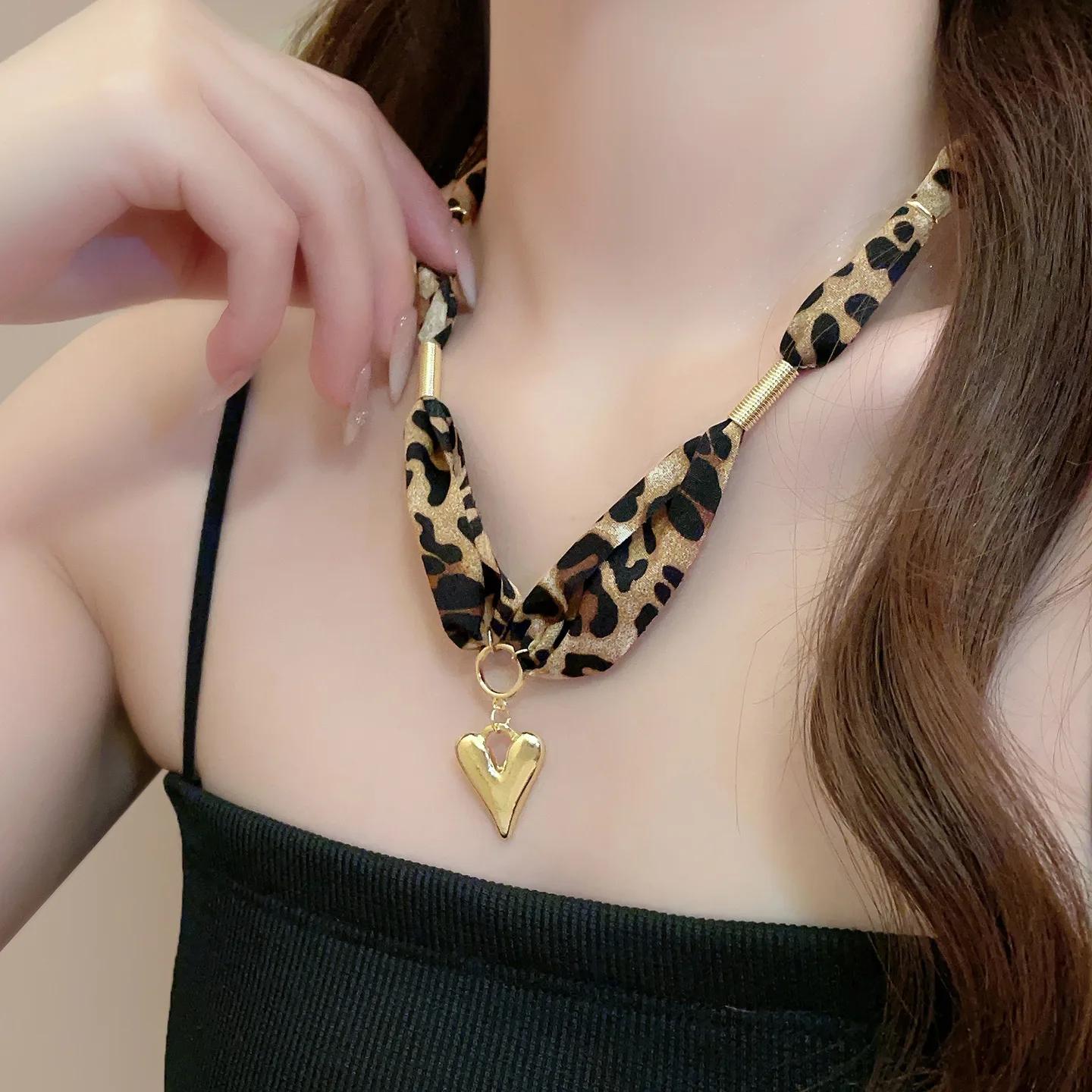 Glossy Heart-Shaped Pendant Necklaces for Women Sweet Cool Hot Girls Leopard Fabric Collarbone Necklaces Party Jewelry Wholesale
Glossy Heart-Shaped Pendant Necklaces for Women Sweet Cool Hot Girls Leopard Fabric Collarbone Necklaces Party Jewelry Wholesale