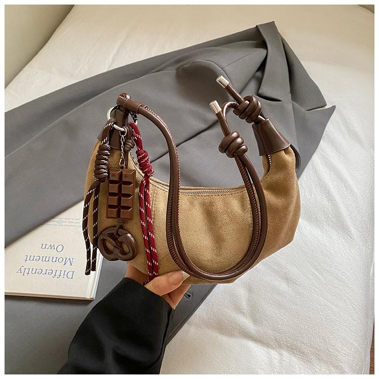Autumn retro suede bag women s simple versatile underarm bag foreign style messenger croissant bag urban simple handbag bare bag
Autumn retro suede bag women s simple versatile underarm bag foreign style messenger croissant bag urban simple handbag bare bag