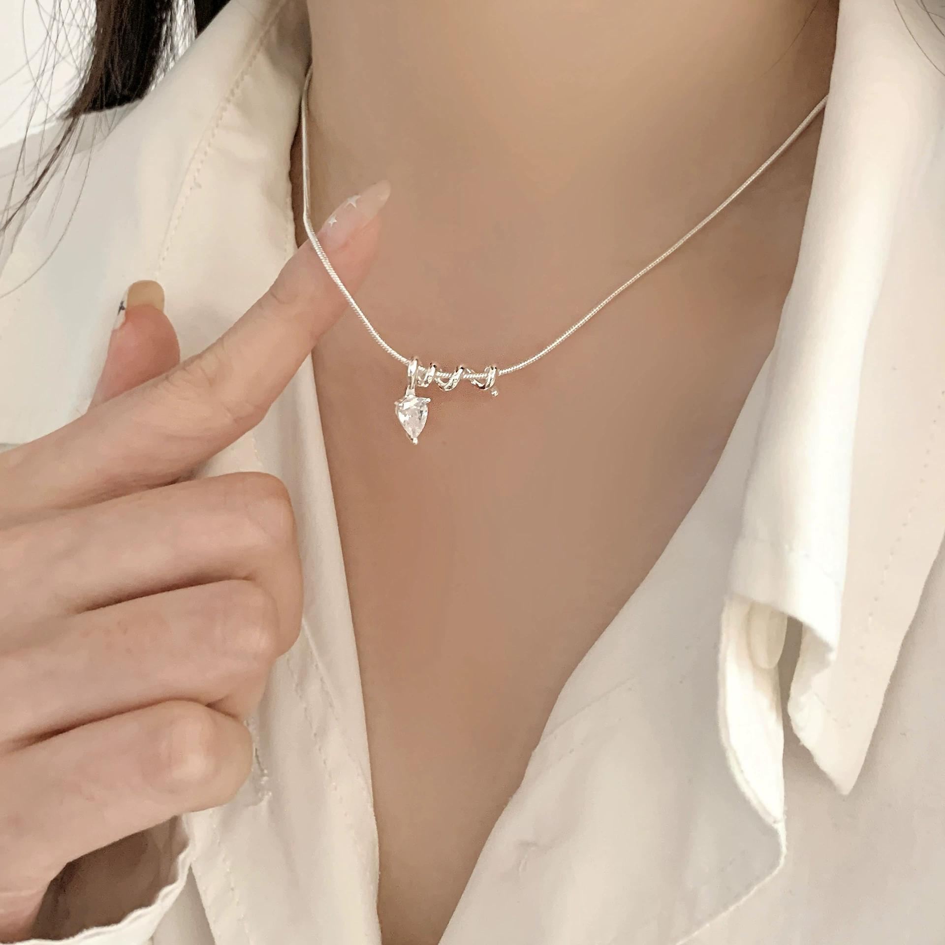 Sweet Line Winding Zircon Pendant Necklaces For Women Lady Creative Fashion Clavicle Chain Jewelry Gift Party Daily
Sweet Line Winding Zircon Pendant Necklaces For Women Lady Creative Fashion Clavicle Chain Jewelry Gift Party Daily