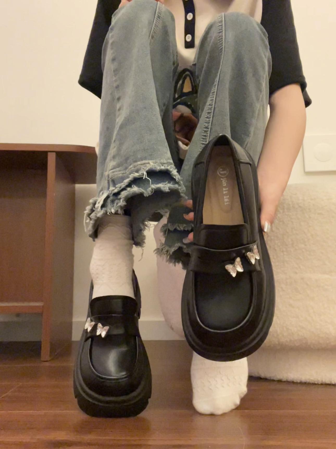 Women s 2025 Summer Retro Mary Jane Loafers: French Thick-Soled Chunky Heel, British Style, Round Toe, Small Leather Shoes. 38
Women s 2025 Summer Retro Mary Jane Loafers: French Thick-Soled Chunky Heel, British Style, Round Toe, Small Leather Shoes. 38