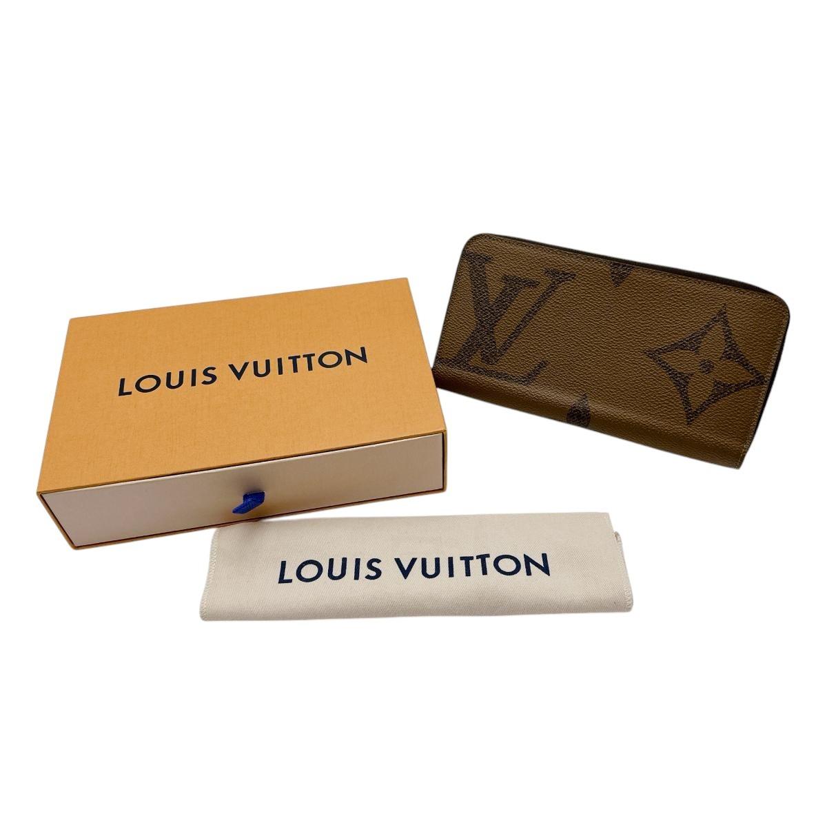 Louis Vuitton Гаманець-клатч Monogram Giant reverse Long Wallet, полотно Monogram, M69353, б/в
Louis Vuitton Гаманець-клатч Monogram Giant reverse Long Wallet, полотно Monogram, M69353, б/в