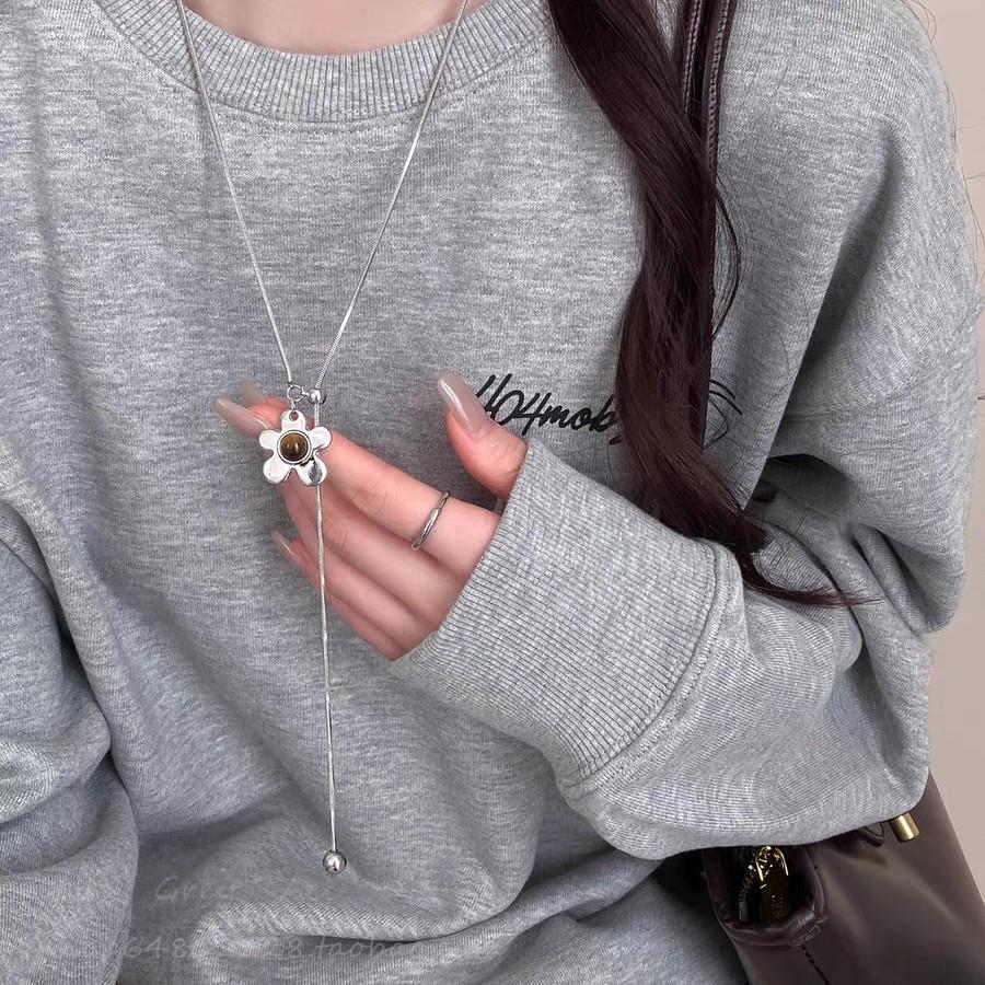 Tiger S Eye Stone Flower Necklace Women S Light Luxury High-End Sense Niche Long Sweater Chain Atmospheric High-End Versatile Accessories
Tiger S Eye Stone Flower Necklace Women S Light Luxury High-End Sense Niche Long Sweater Chain Atmospheric High-End Versatile Accessories