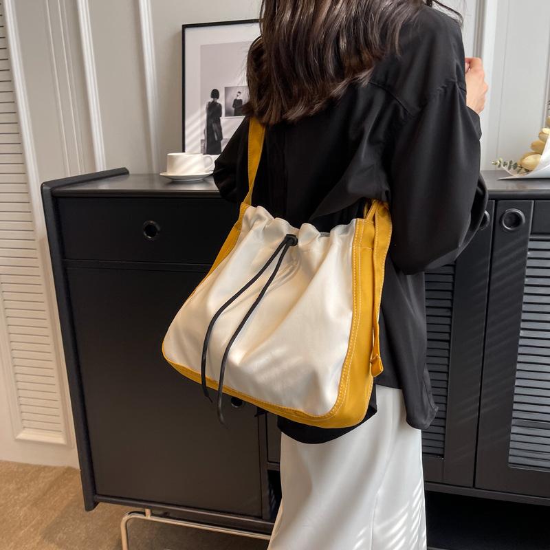 Корейская повседневная сумка большой емкости с сумкой контрастного цвета Простая сумка через плечо
Корейская повседневная сумка большой емкости с сумкой контрастного цвета Простая сумка через плечо
