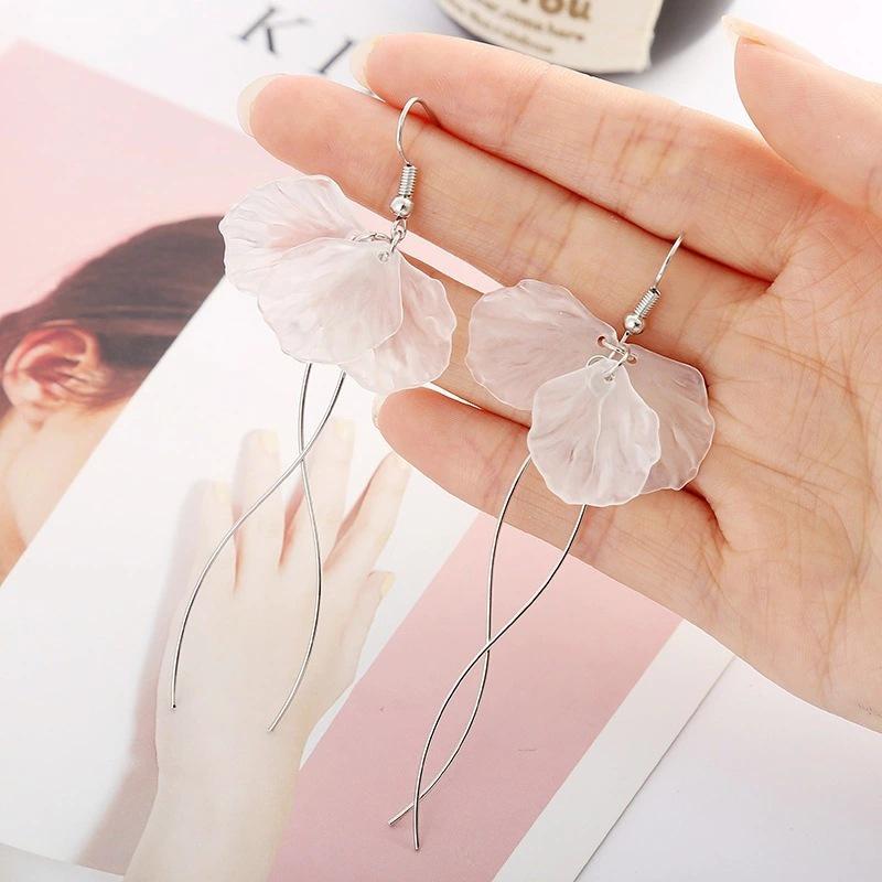 Korean White Petal Tassel Earrings: Slim, elegant, and versatile. Perfect for round faces, adding a fairy-like, atmospheric touch.
Korean White Petal Tassel Earrings: Slim, elegant, and versatile. Perfect for round faces, adding a fairy-like, atmospheric touch.