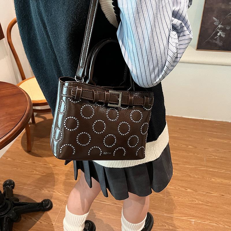 Niche designer men s and women s bags, fashion temperament, versatile commuter handbag, belt buckle, shoulder messenger bag, new models 21*9*15
Niche designer men s and women s bags, fashion temperament, versatile commuter handbag, belt buckle, shoulder messenger bag, new models 21*9*15