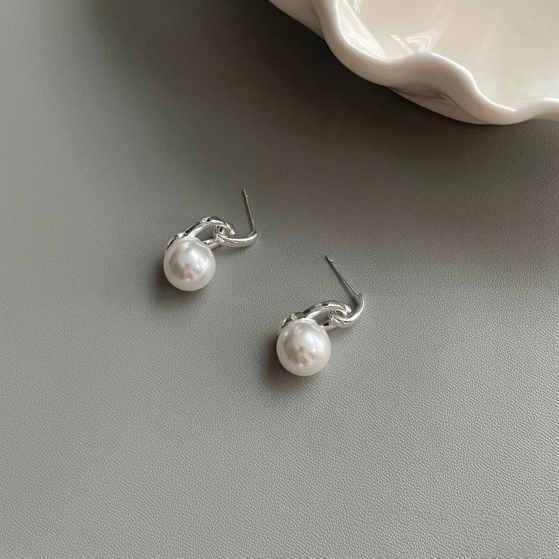 French retro silver needle pearl pendant earrings simple fashion earrings light luxury high sense earrings design sense niche
French retro silver needle pearl pendant earrings simple fashion earrings light luxury high sense earrings design sense niche