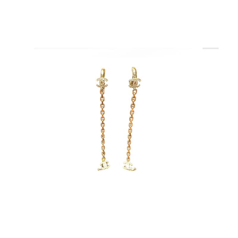 CHANEL chain logo earrings women s gold золотий
CHANEL chain logo earrings women s gold золотий