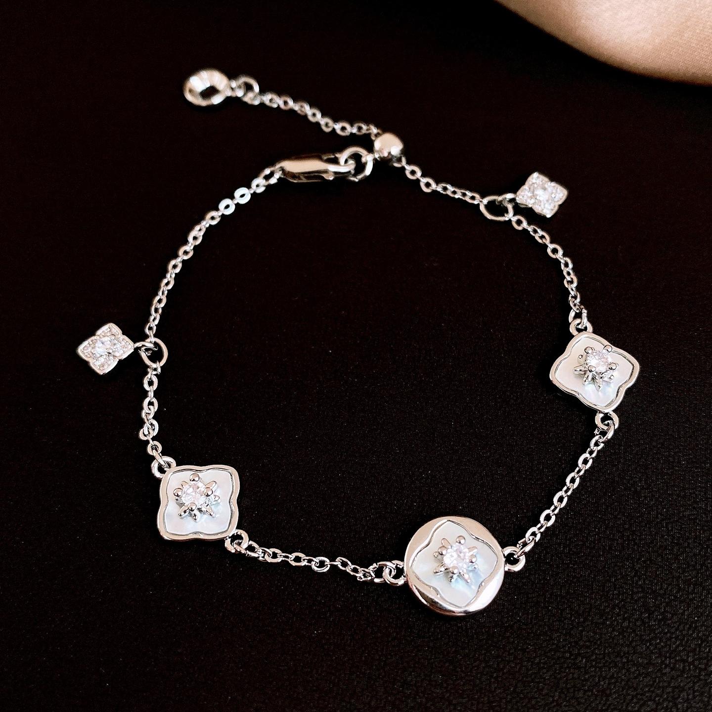 18K electroplated zircon fritillary round flower adjustable bracelet light luxury bracelet jewelry
18K electroplated zircon fritillary round flower adjustable bracelet light luxury bracelet jewelry