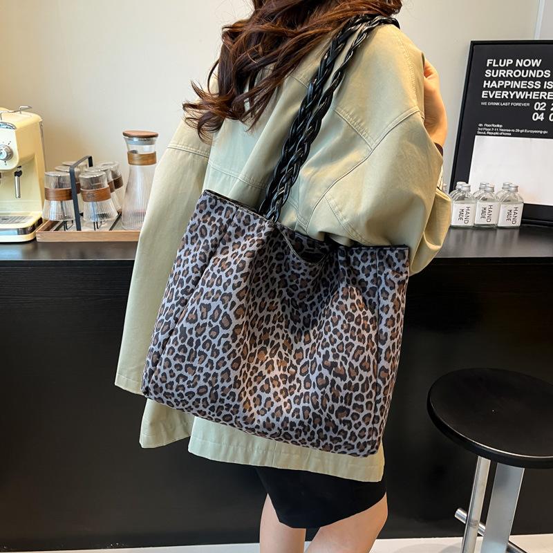 Сумка с леопардовым принтом женская 2025 новая трендовая сумка через плечо сумка-тоут для通勤 легкая роскошь нишевая высококлассная женская сумка серый
Сумка с леопардовым принтом женская 2025 новая трендовая сумка через плечо сумка-тоут для通勤 легкая роскошь нишевая высококлассная женская сумка серый