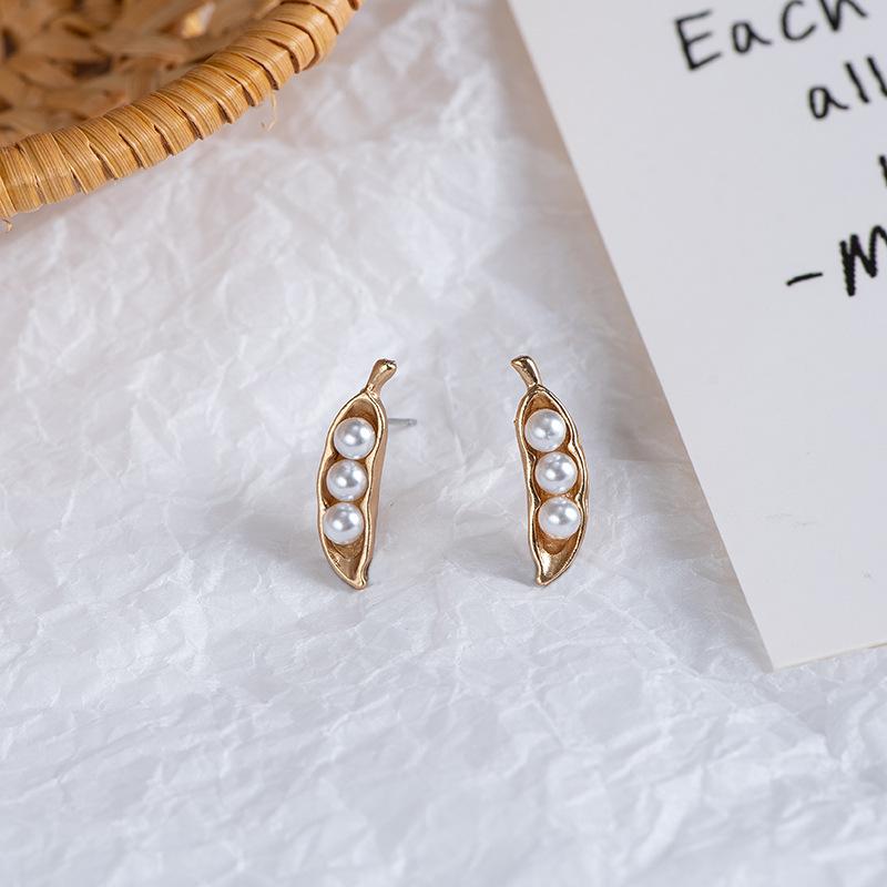 Cute and small pea pod earrings for women, Japan and Korea, simple temperament, retro pearl earrings, stud earrings, ear jewelry.
Cute and small pea pod earrings for women, Japan and Korea, simple temperament, retro pearl earrings, stud earrings, ear jewelry.