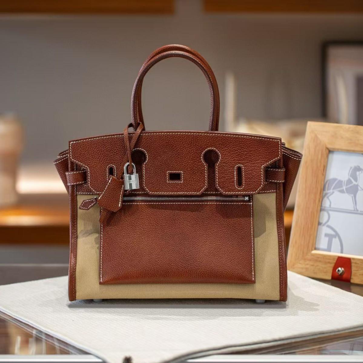 First layer cowhide + canvas 2025 new reverse platinum steel hardware Dukopp Shaffy line versatile handbag. 30X21X17CM
First layer cowhide + canvas 2025 new reverse platinum steel hardware Dukopp Shaffy line versatile handbag. 30X21X17CM