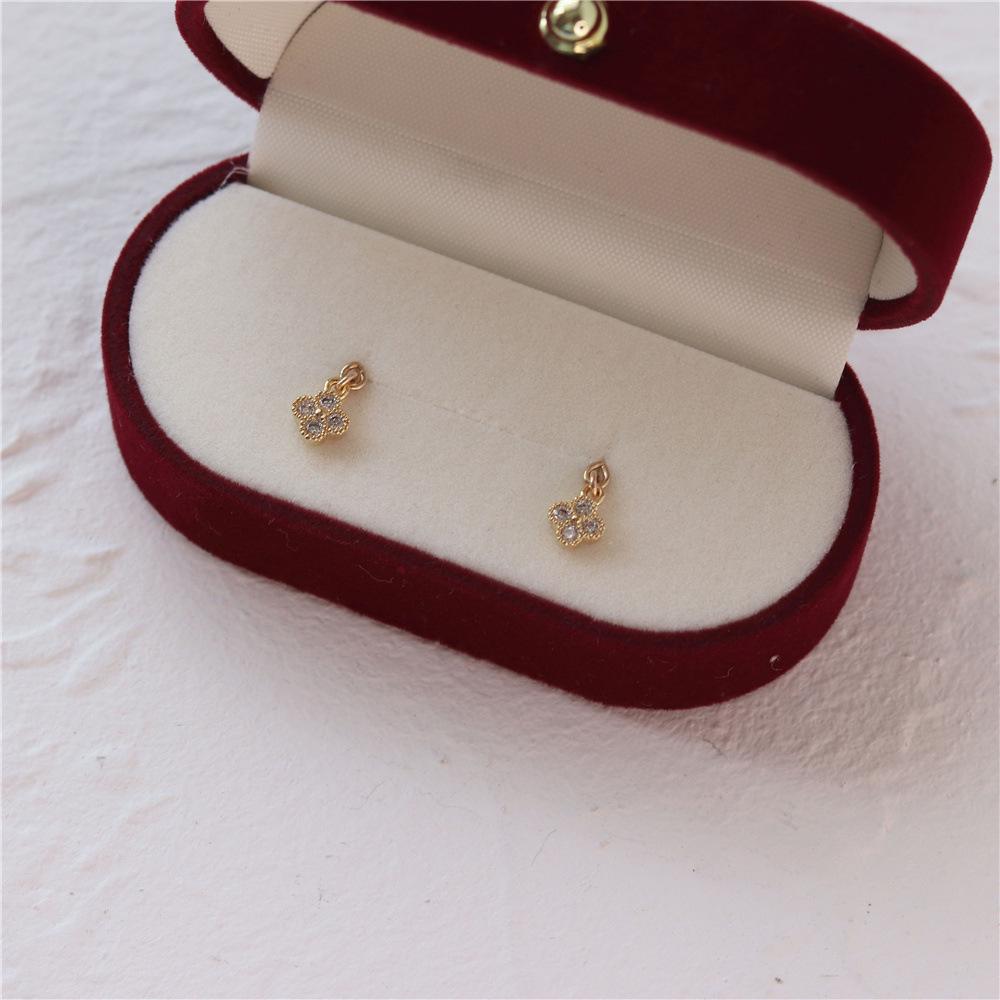 Literary Light Luxury S925 Sterling Silver Gold-Plated Four-Leaf Clover Stud Earrings for Women 925 Silver
Literary Light Luxury S925 Sterling Silver Gold-Plated Four-Leaf Clover Stud Earrings for Women 925 Silver