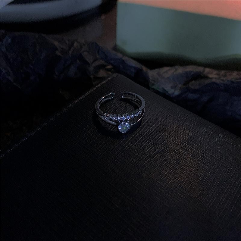 Sense of design Slightly inlaid with diamonds Love ring Personality temperament ins Cold wind Index finger Zircon tail ring adjustable open design
Sense of design Slightly inlaid with diamonds Love ring Personality temperament ins Cold wind Index finger Zircon tail ring adjustable open design
