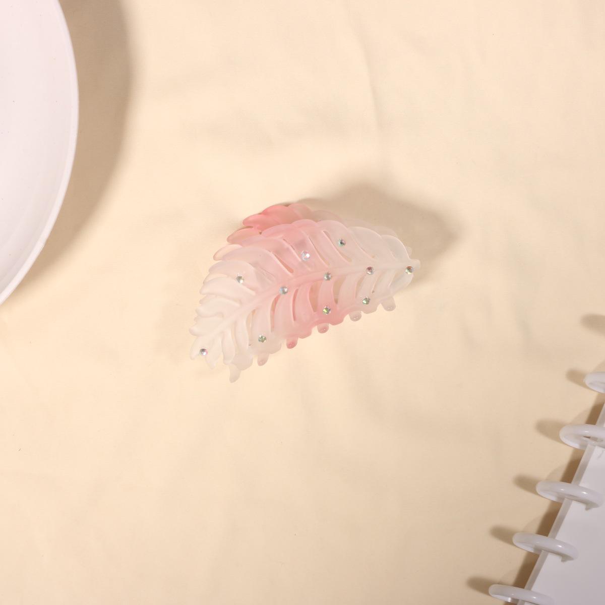 Летняя матовая заколка для волос в форме листа с градиентом: Универсальный и стильный аксессуар
Летняя матовая заколка для волос в форме листа с градиентом: Универсальный и стильный аксессуар