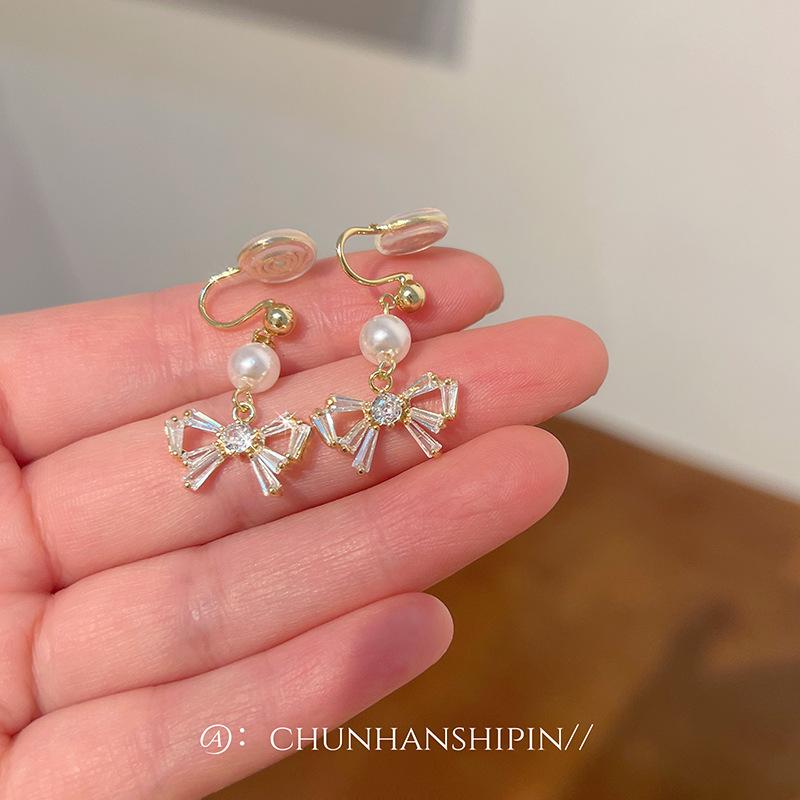 Bow earrings, mosquito coil disc, ear clips without ear piercings, female gentleness and girlliness, stud earrings, fresh and sweet pearl earrings.
Bow earrings, mosquito coil disc, ear clips without ear piercings, female gentleness and girlliness, stud earrings, fresh and sweet pearl earrings.