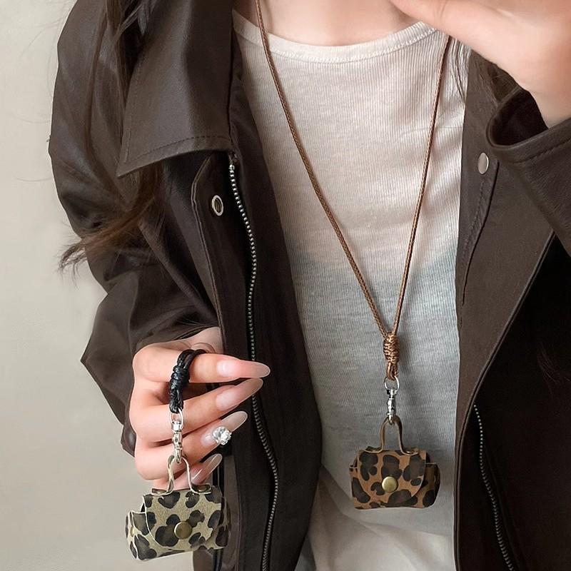 Leopard print change, earphones, bags, neck necklaces, autumn and winter Maillard sweater chains, fashion temperament items.
Leopard print change, earphones, bags, neck necklaces, autumn and winter Maillard sweater chains, fashion temperament items.