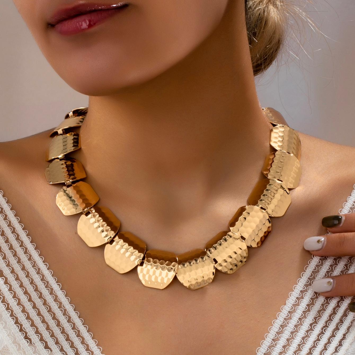 Women s Necklace with Geometric Round Pieces and Hammered Texture, Suitable for Daily Wear and Parties
Women s Necklace with Geometric Round Pieces and Hammered Texture, Suitable for Daily Wear and Parties