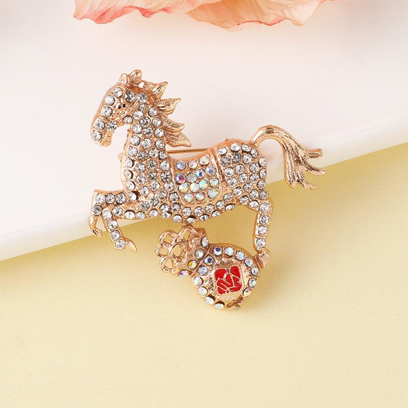 Pony Brooch Exquisite Fu Bag Commemorative Gift Animal Decoration Fresh Diamond Studded Zinc Alloy
Pony Brooch Exquisite Fu Bag Commemorative Gift Animal Decoration Fresh Diamond Studded Zinc Alloy