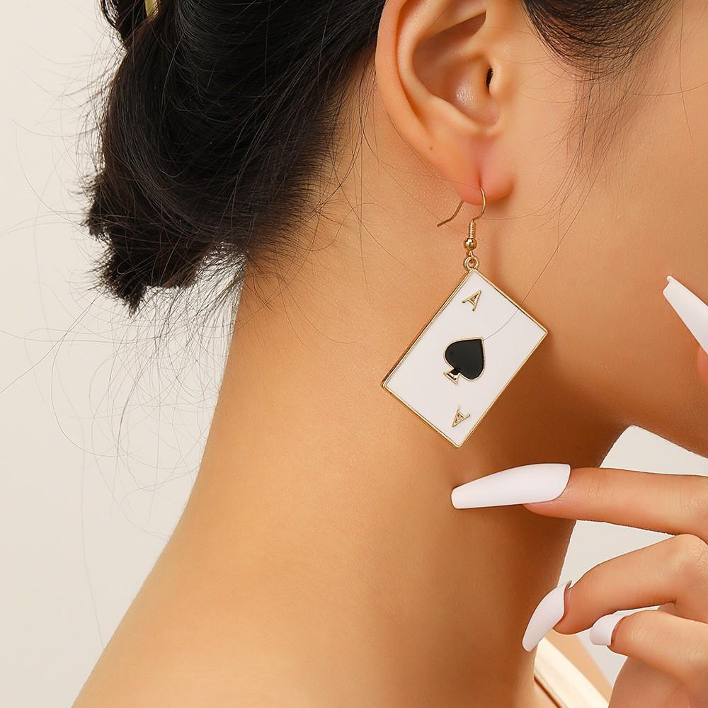 Серьги-подвески для девушки, игральные карты, холодный разговор, ювелирные изделия, простые, личностные, креативный дизайн, с чувством стиля, серьги с эмалью
Серьги-подвески для девушки, игральные карты, холодный разговор, ювелирные изделия, простые, личностные, креативный дизайн, с чувством стиля, серьги с эмалью