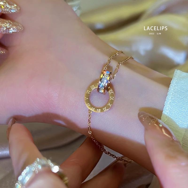 Елегантне намисто з подвійним кільцем з римськими цифрами з ланцюжком з титанової сталі з 18-каратним золотим гальванічним покриттям
Елегантне намисто з подвійним кільцем з римськими цифрами з ланцюжком з титанової сталі з 18-каратним золотим гальванічним покриттям