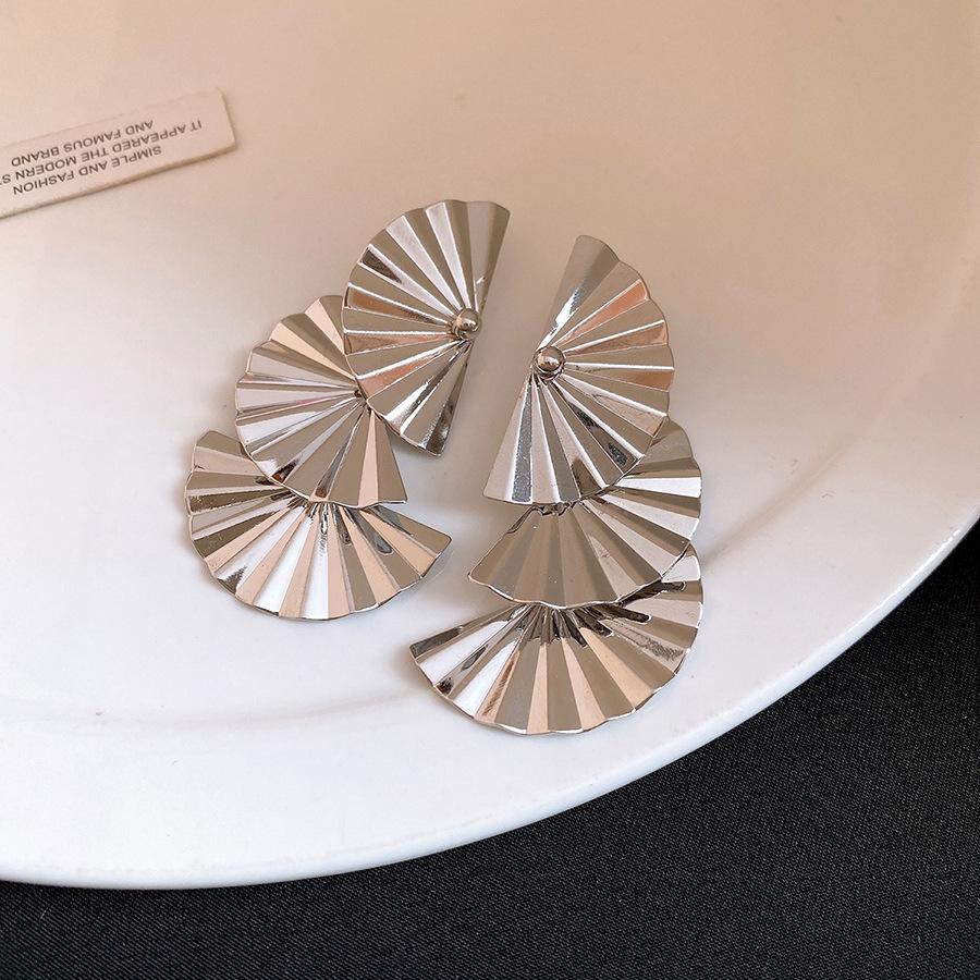 European and American silver needle metal pleated fan pendant earrings fashionable simple stud earrings light luxury high-end earrings women
European and American silver needle metal pleated fan pendant earrings fashionable simple stud earrings light luxury high-end earrings women