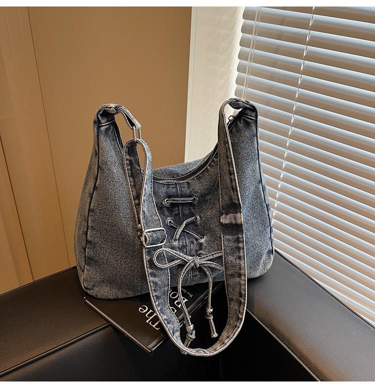 Denim large-capacity tote bag women s new shoulder bag chain shoulder bag versatile going out backpack світло-синій колір
Denim large-capacity tote bag women s new shoulder bag chain shoulder bag versatile going out backpack світло-синій колір
